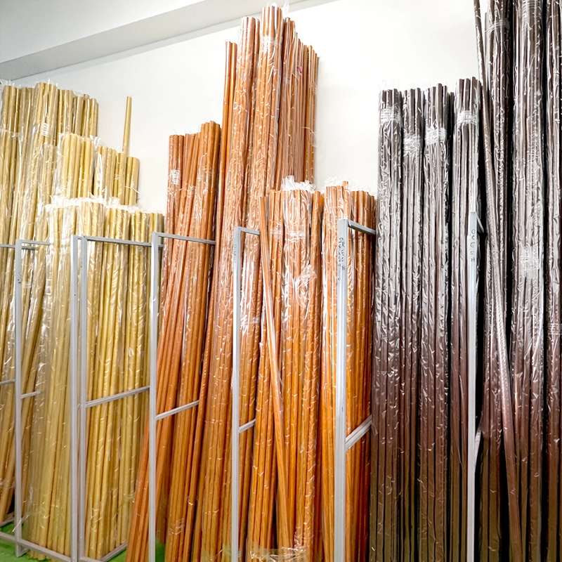 Fa karnisrudak különböző faárnyalatokban, raktárban elrendezve