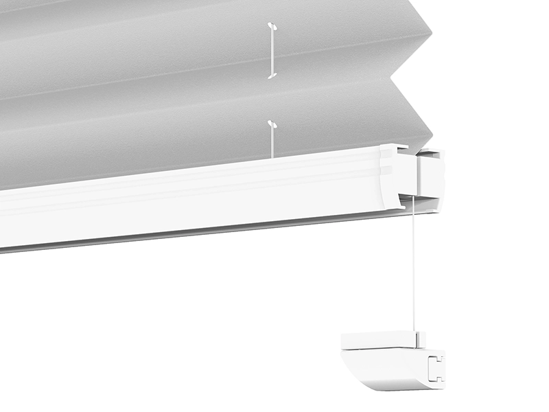 Pliszé roló az ablak felső keretéhez rögzítve erős szerelő tartóval.