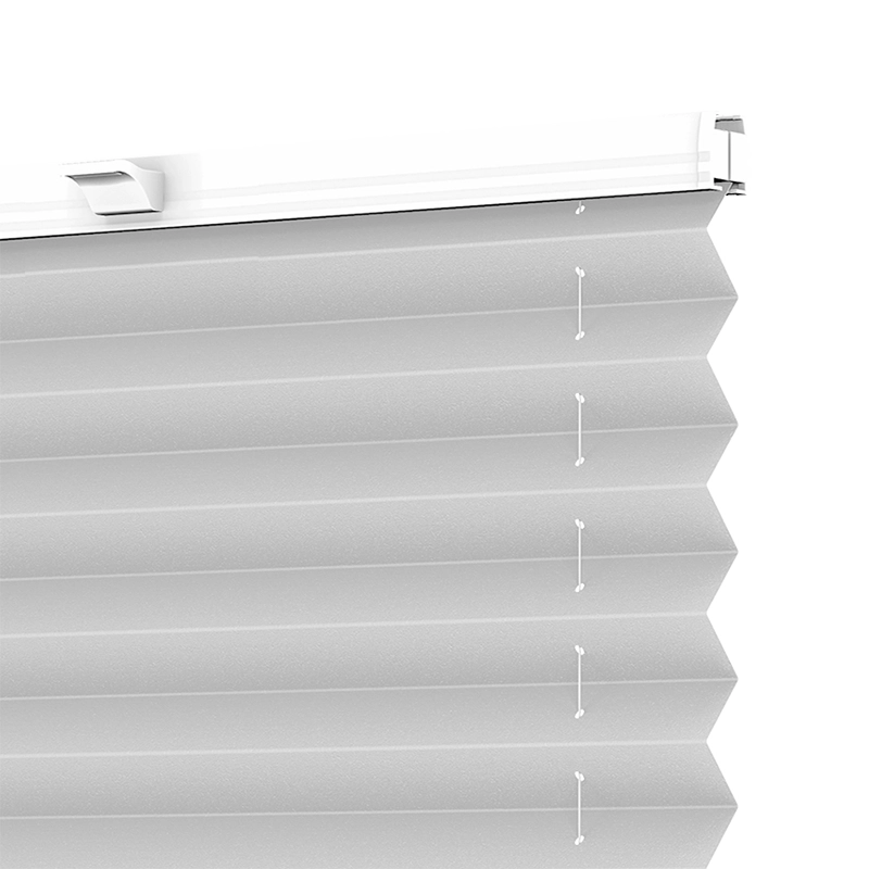 Egyedi méretre készült pliszé roló finom hajtásokkal, amely lehetővé teszi a fény fokozatos szabályozását a belső térben