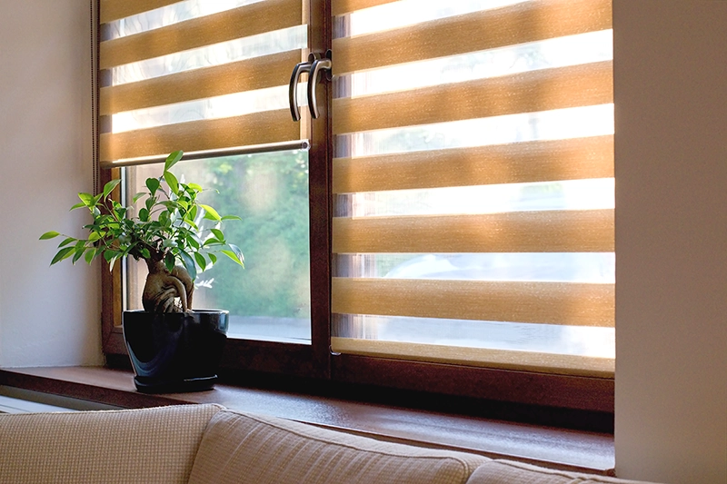 Egyedi SWING PREMIUM roló ablakon, modern árnyékolás növénnyel a párkányon